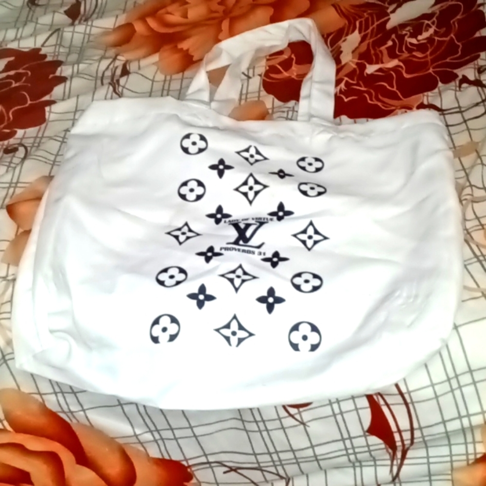 I m selling Louis Vuitton tote mesh bag